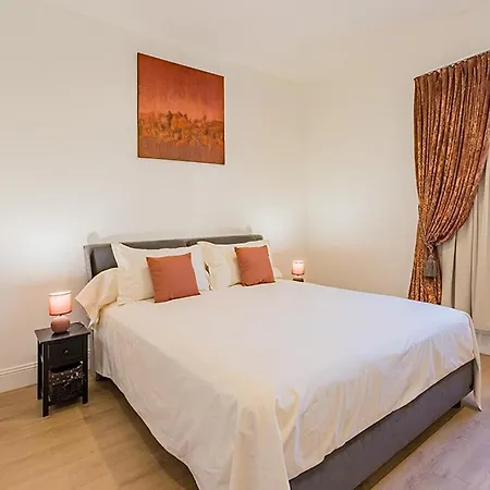 Exceptional With Private Parking Апартаменты