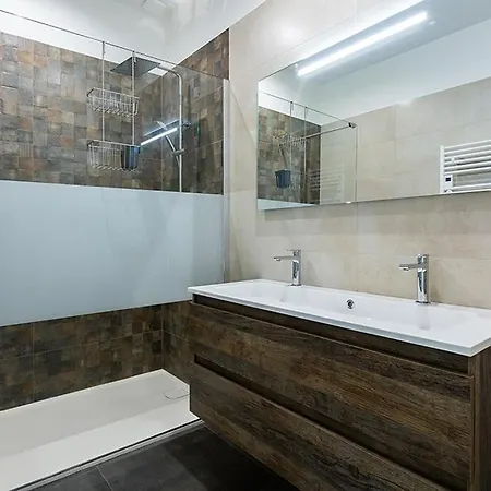 Exceptional With Private Parking Lejlighed *